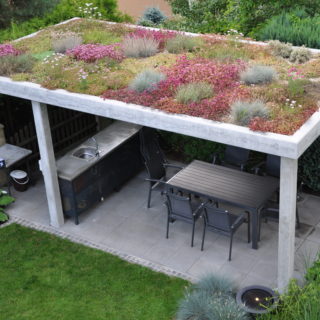 Betonová pergola se zelenou střechou – dodávka na klíč